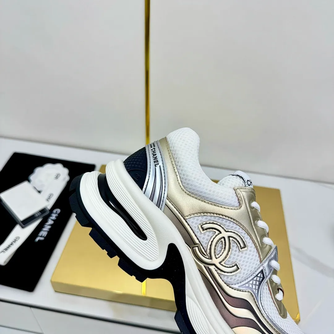 👟👟Ex-factory price 680👟👟 Upgraded version, upgraded version, upgraded version! No rebuttal accepted! ! ! ! Chanel Chanel panda shoes! 2025 counter's top casual sports shoes. This classic design; the upper is electro-embroidered with a variety of techniques; the outsole is fashionable and sporty; the unusual inclusion of a variety of color matching elements... The diversified mix and match is very good-looking and versatile, and can be used for leisure, fashion, sports, and outdoor... ꫛꫀꪝ Go➫ Materials: ❶Upper made of: original imported first-layer silk cowhide + original waterproof cloth + original first-layer cowhide ❷Inner lining: Original Yangli+Net ❸Outsole based on: Original TPU combination outsole Counter boutique packaging complete set for women 35–41 👉 👉 👉 👉